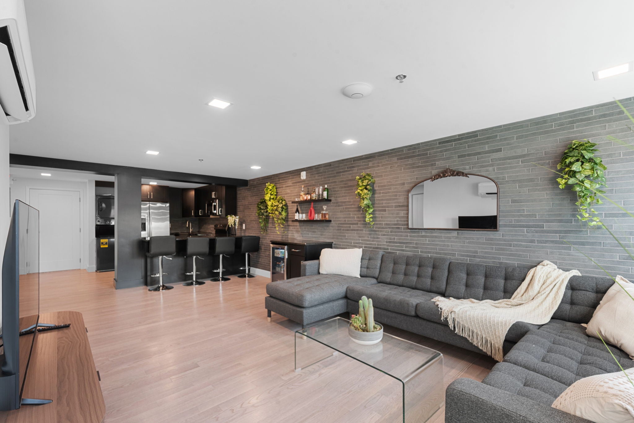 Load image into Gallery viewer, KING'S COURT SUITES