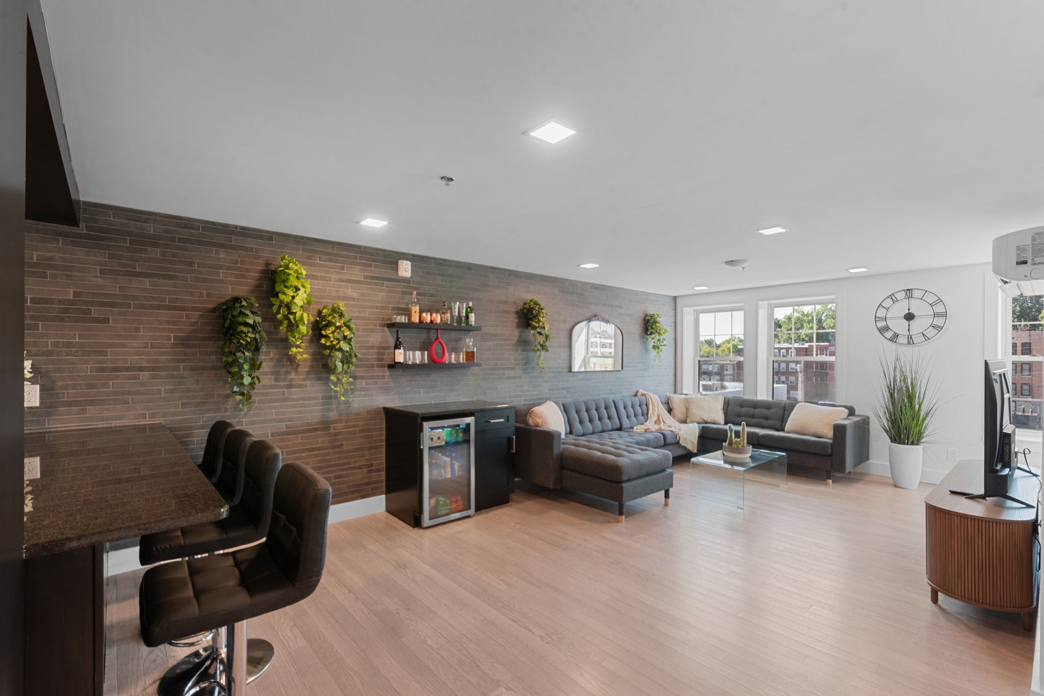 Load image into Gallery viewer, KING'S COURT SUITES