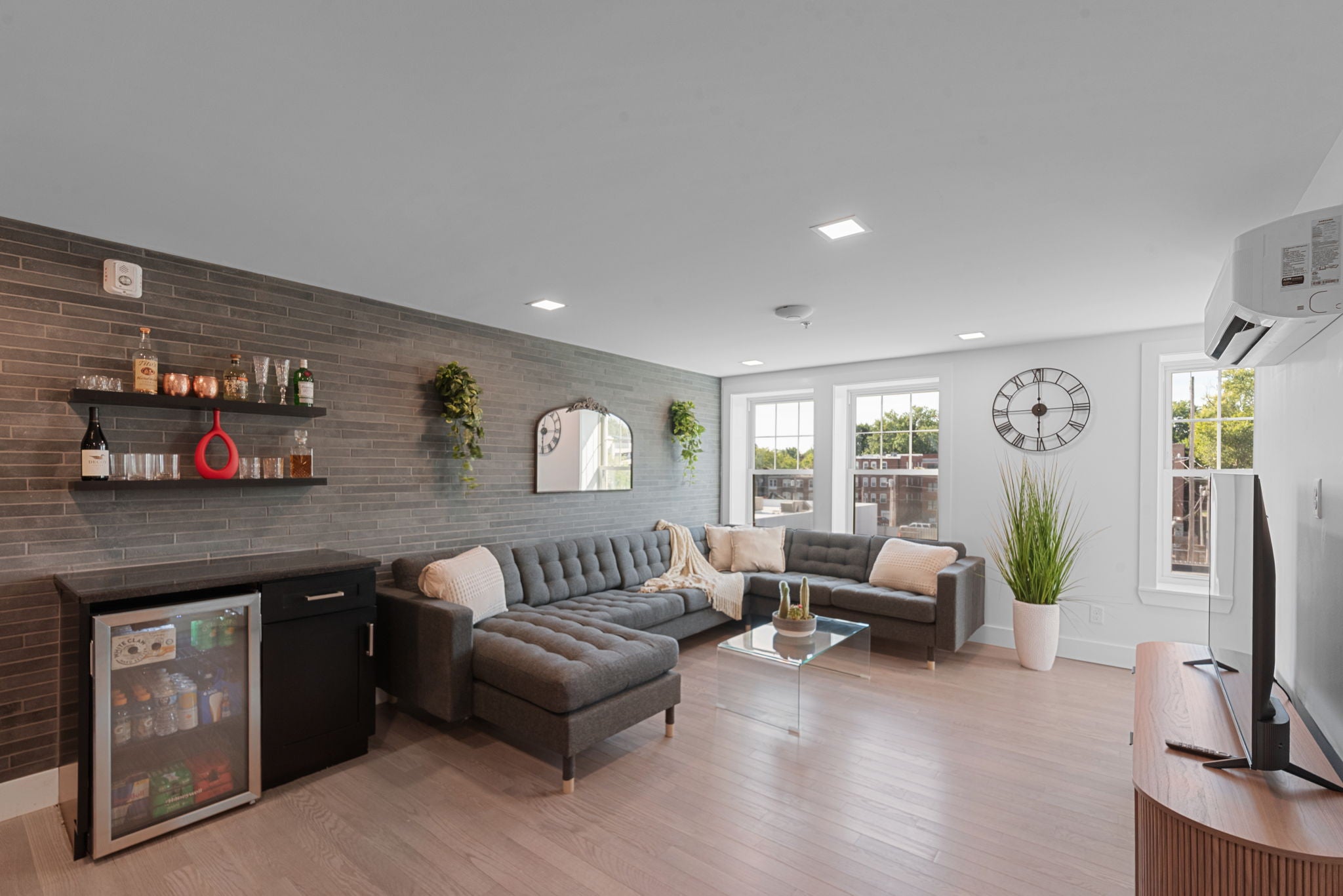 Load image into Gallery viewer, KING'S COURT SUITES