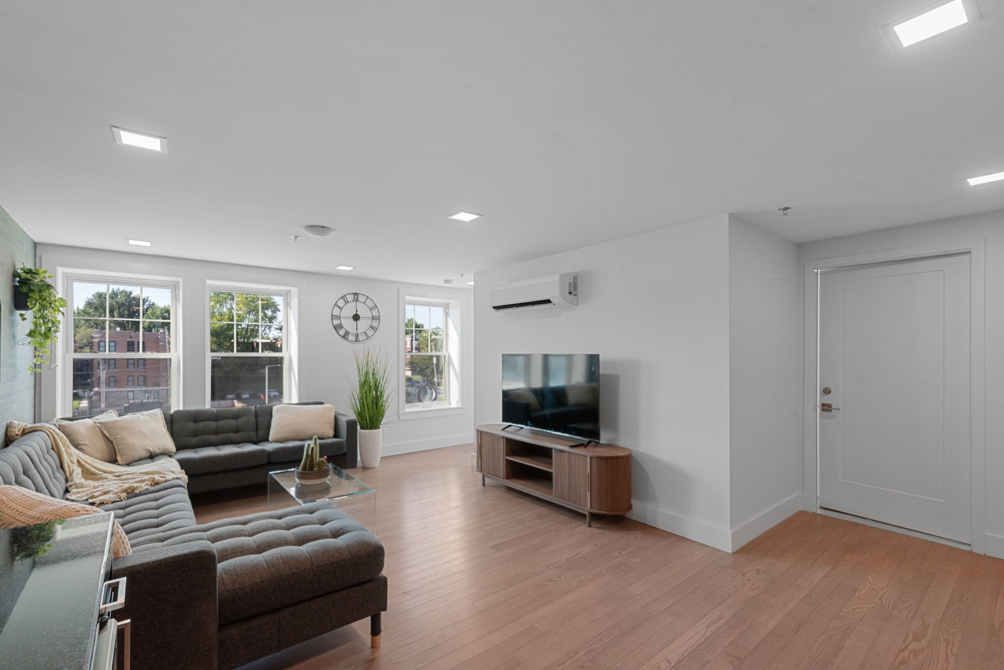 Load image into Gallery viewer, KING'S COURT SUITES