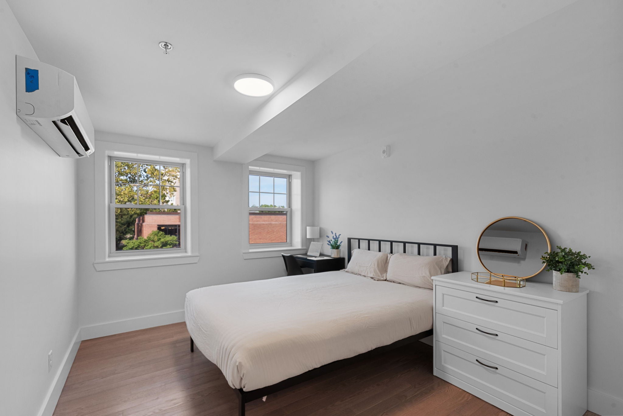 Load image into Gallery viewer, KING'S COURT SUITES