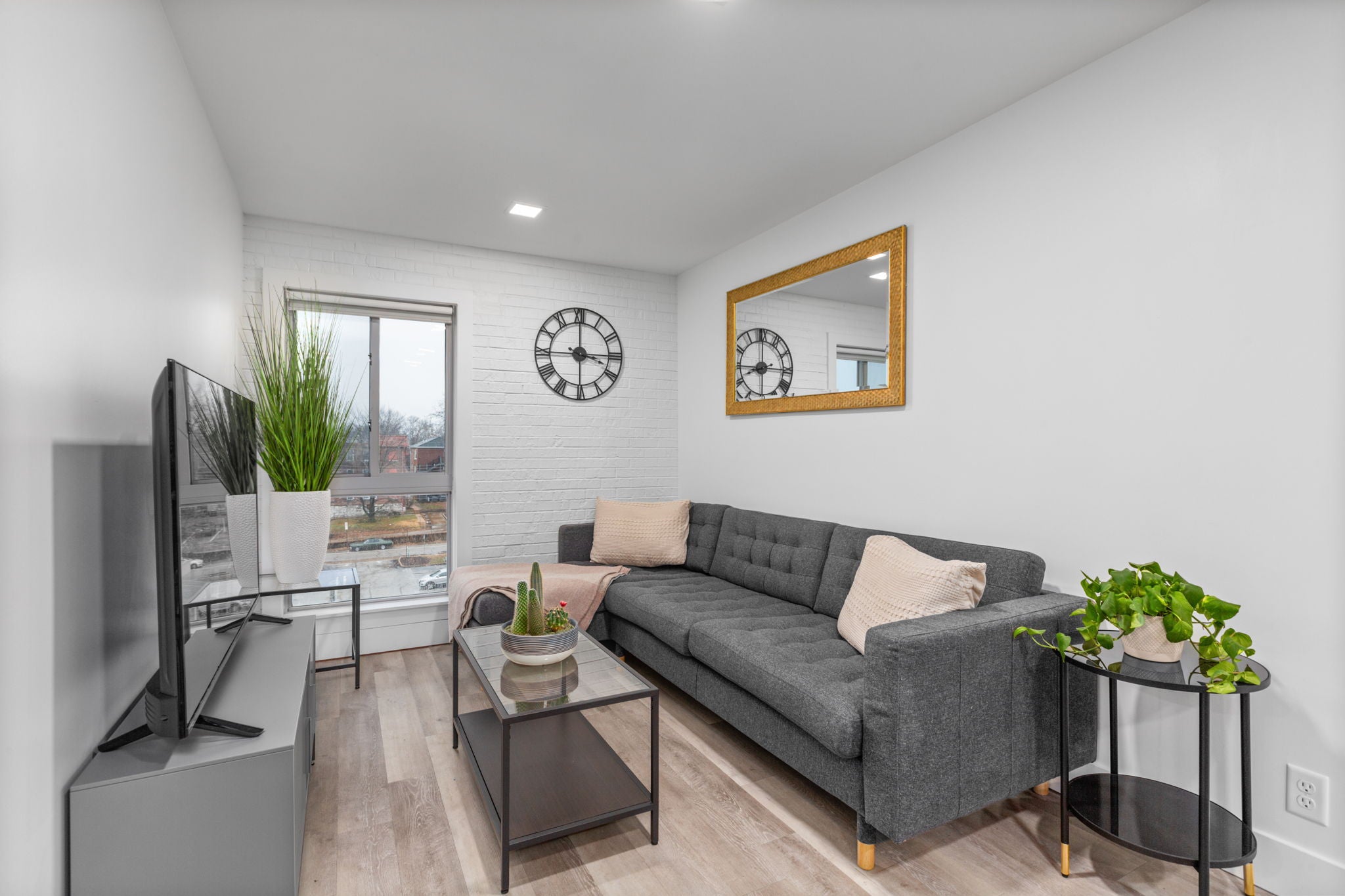 Load image into Gallery viewer, UNIVERSITY SQUARE