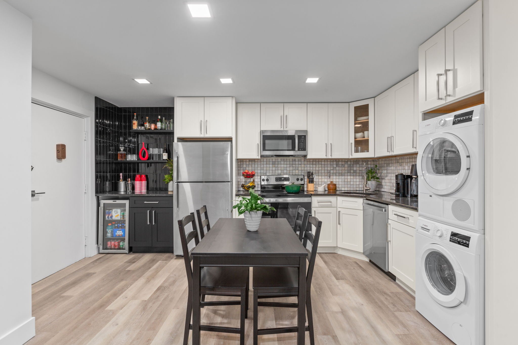 Load image into Gallery viewer, UNIVERSITY SQUARE