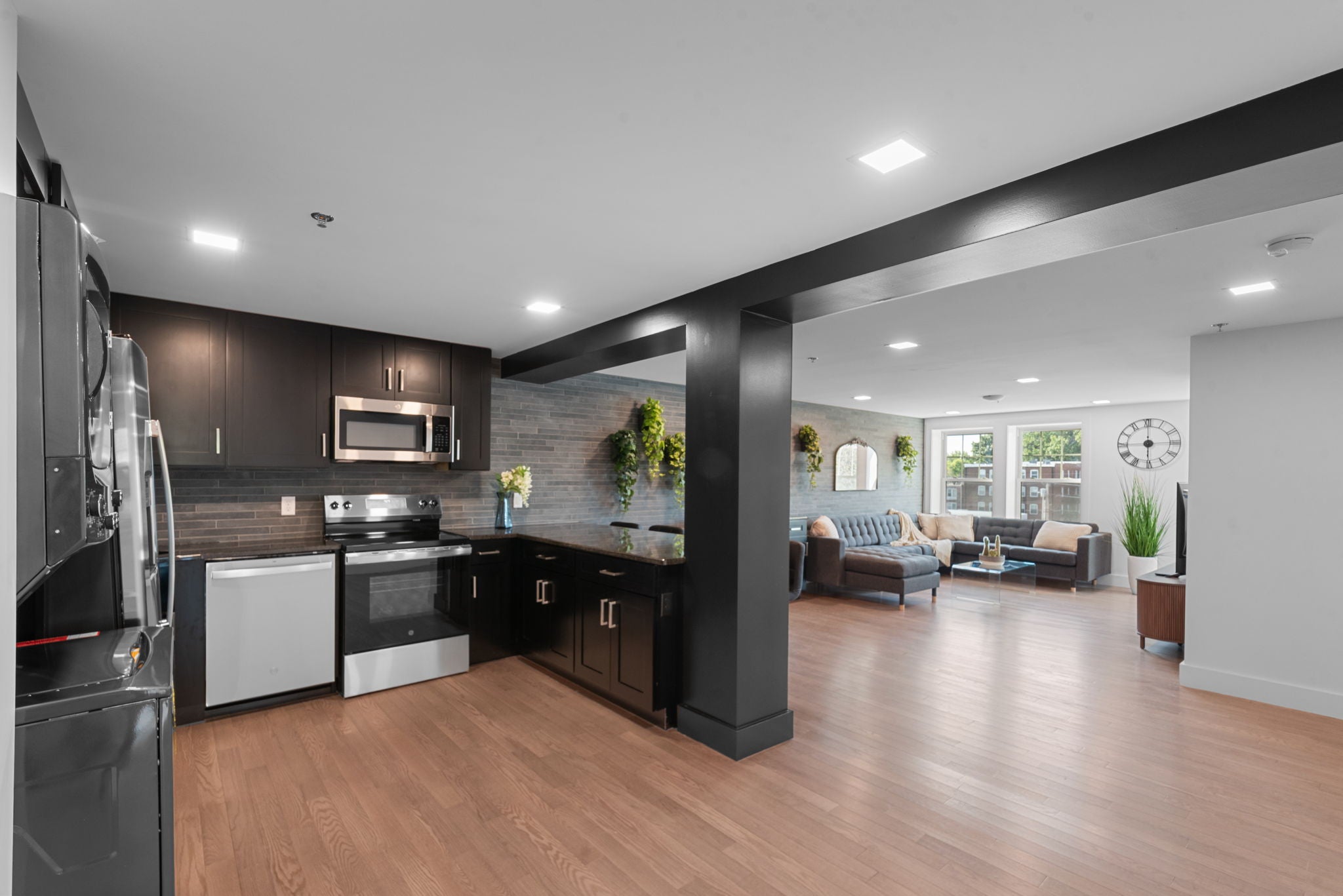 Load image into Gallery viewer, KING'S COURT SUITES