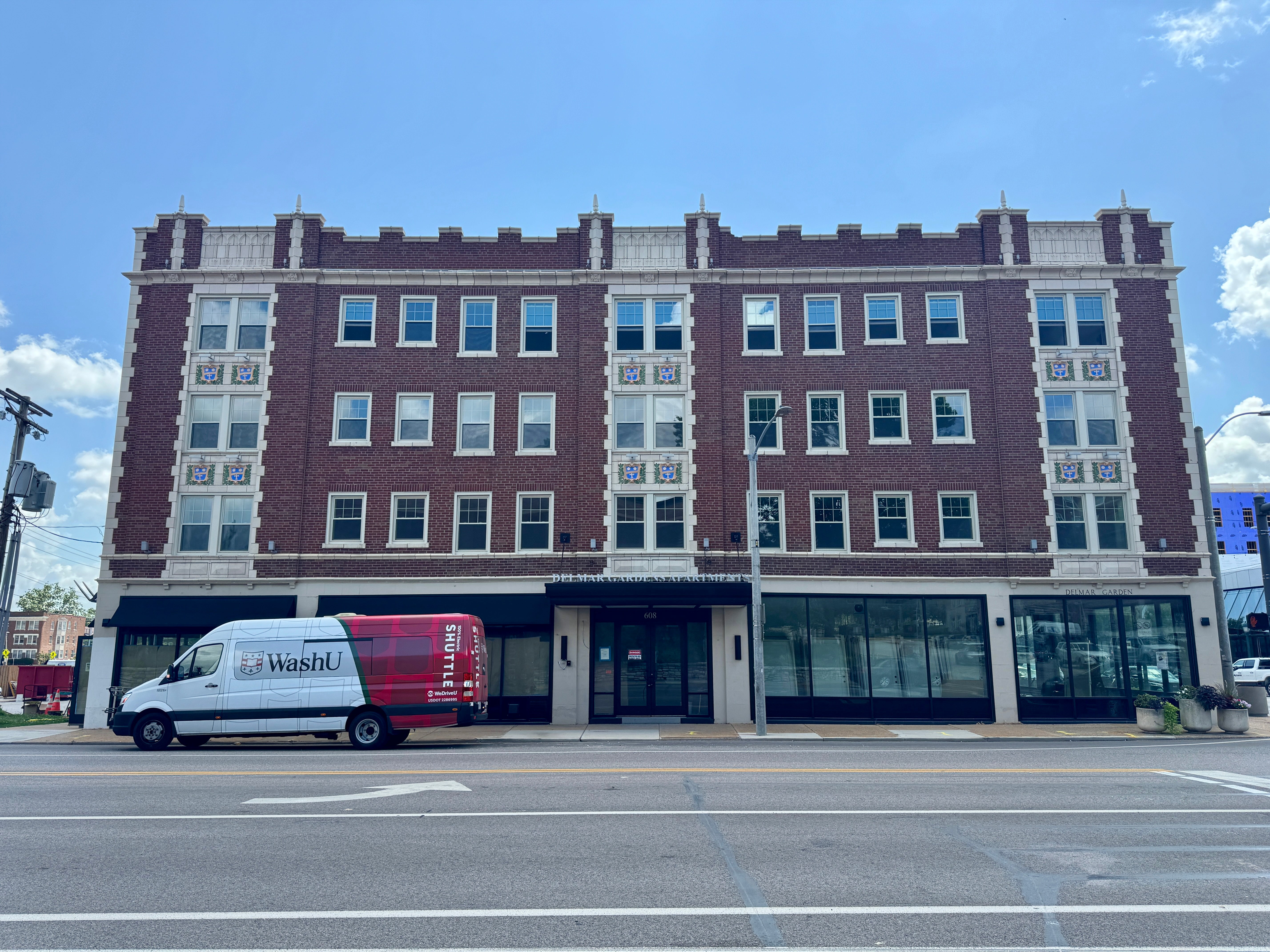 Load image into Gallery viewer, KING'S COURT SUITES