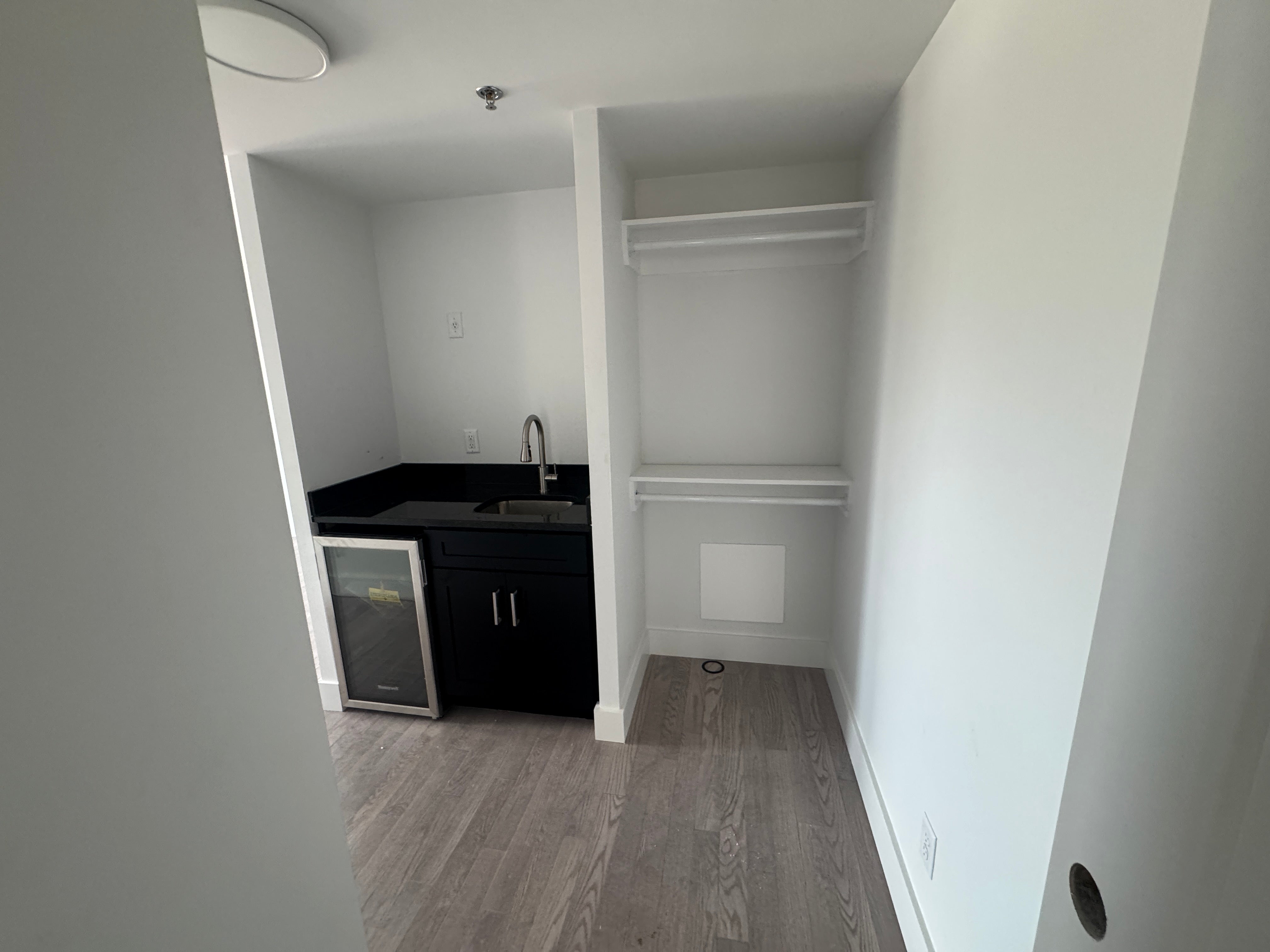 Load image into Gallery viewer, KINGSLAND COURTYARD