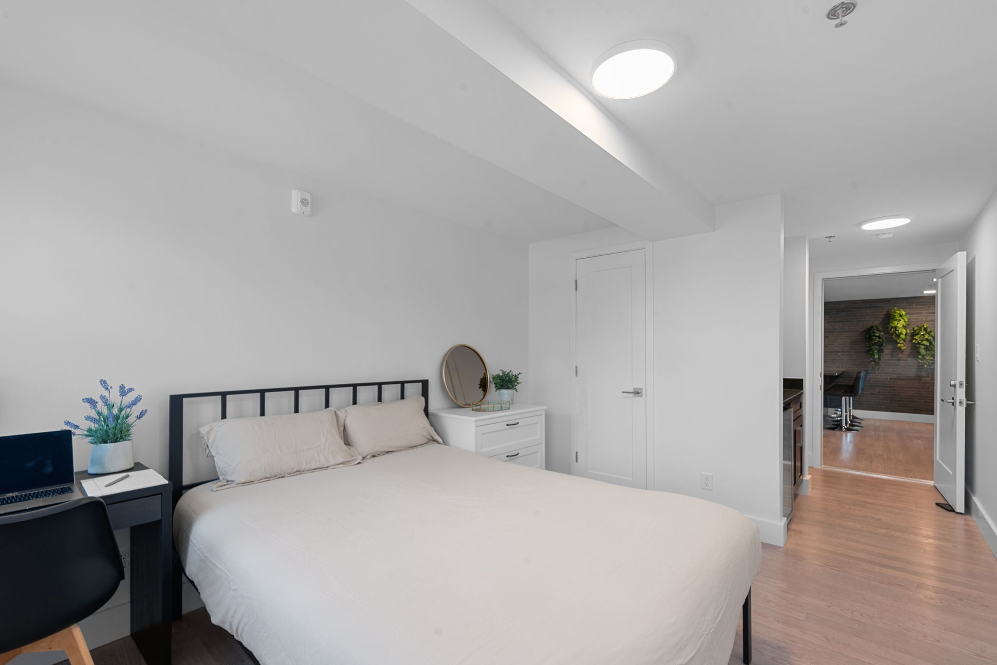 Load image into Gallery viewer, KING&#39;S COURT SUITES
